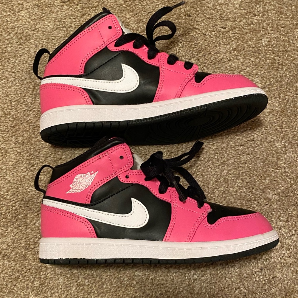 Air Jordan 1 mid black and pink